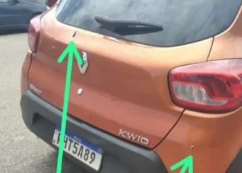 Carro que era dirigido pelo Cabo durante a perseguição ficou com marcas de tiros — Foto: Divulgação/Rede Sociais