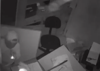 Imagens do circuito interno mostram a ação do criminoso. — Foto: Reprodução