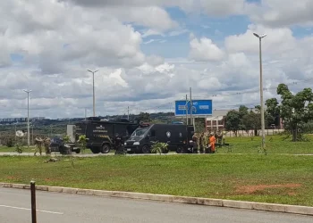 PM detona suposto artefato explosivo achado em caminhão na área do Aeroporto de Brasília — Foto: TV Globo/Reprodução