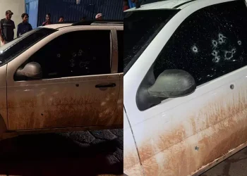 Segundo a polícia, foram 12 tiros disparados contra a picape. (Reprodução / Redes sociais)