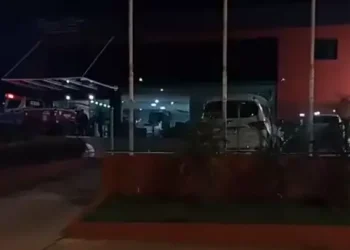 Testemunhas contaram que os criminosos exibiam armas de fogo do outro lado da rua (Reprodução / Blog do Pião)