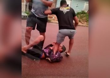 Momento que ele foi detido por populares. Foto: Reprodução/Vídeo