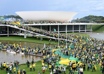 Apoiadores do ex-presidente Jair Bolsonaro invadem a Esplanada dos Ministérios em Brasília, em 8 de janeiro de 2023 - AFP