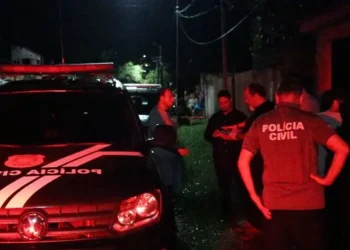 Equipe da polícia encontrou prendeu homem suspeito de matar companheira e de esconder corpo em fossa em Belém — Foto: Polícia Civil/Pará