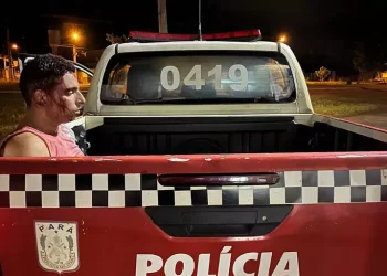 Thiago foi levado algemado para a 21ª Seccional de Polícia Civil. Relatos da polícia descrevem que ele, além de estar visivelmente embriagado, apresentou comportamento alterado durante a prisão. (Reprodução/ Correio de Carajás)