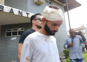 Jovem foi agredido por populares após tentar roubar celular de adolescente — Foto: Gleilson Nascimento/g1