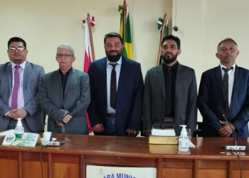Vereador Guto (à esq.), advogado Raifran e vereadores Anderson Guimarães, Jonas e Chiquinho; os 4 vereadores integram mesa-diretora eleita em dezembro de 2022 — Foto: Câmara Municipal de Rurópolis / Divulgação