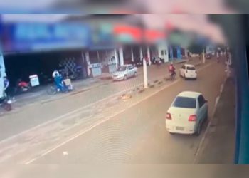 Vídeo: após acidente, motocicleta atravessa via sem condutor e bate em parede de loja em Altamira