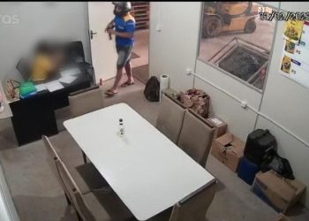 Momento que o bandido rende a recepcionista. Foto: Reprodução/Vídeo