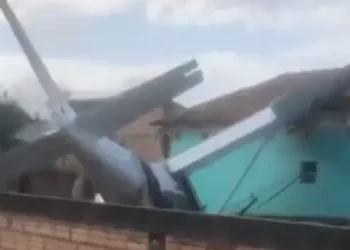 Avião atingiu o quintal de uma casa. Ainda não há informações sobre feridos. (Reprodução / Twitter JL1)