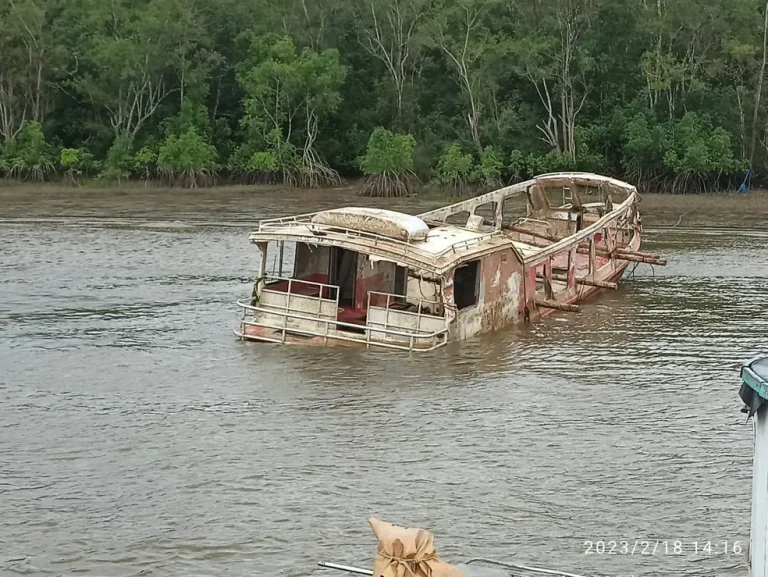 Marinha confirmou que reflutuação da embarcação Dona Lourdes II foi feita, porém sem autorização da Capitania dos Portos — Foto: Redes Sociais