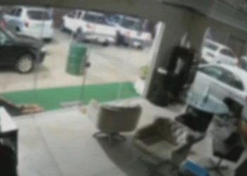 Um homem não identificado, aparentando ter entre 50 e 55 anos de idade, foi encontrado morto, na manhã desta quinta-feira (2º), por funcionários de uma loja de veículos localizada no bairro da floresta, em Itaituba, sudoeste do Pará (Reprodução de vídeo/Plantão 24horas News)