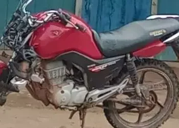 Imagens compartilhadas nas redes sociais mostram a motocicleta com a parte dianteira bastante danificada. De acordo com informações do site Gazeta de Uruará, o veículo permanecia no local do acidente até a manhã deste domingo (5). (Reprodução/ Debate Carajás)