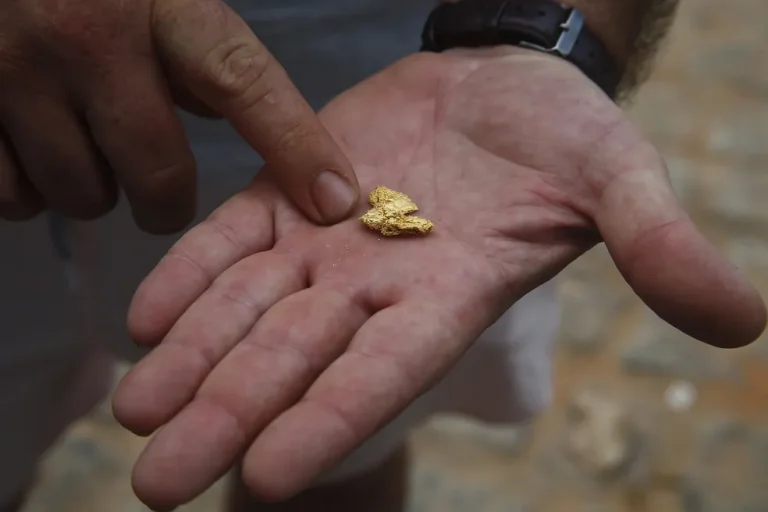 Ouro extraído de garimpo ilegal da Amazônia. — Foto: AP Photo/Edmar Barros