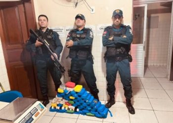 PM apreende mais de 64 kg de droga em lancha e troca tiros com bandidos, em Óbidos