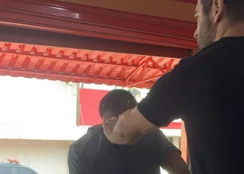 fontePoliciais civis prenderam Francisco Alves de Souza, suspeito de ter praticado o crime de feminicídio tentado contra a ex-companheira dele, no dia 18 de setembro de 2022, na comunidade do Caju, na zona rural de Baião, no Pará (Divulgação/Polícia Civil)