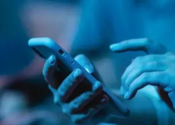 De acordo com especialistas, o crime é, muitas vezes, silencioso e pode ocorrer durante a rotina do dia a dia (Foto: Freepik)