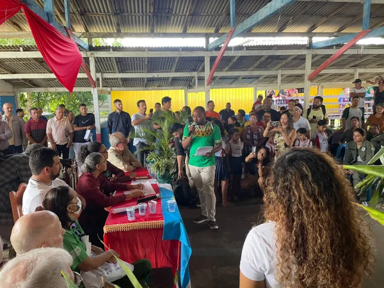 Ministra Marina Silva conversa com extrativistas em Soure, no Marajó. — Foto: Observatório do Marajó
