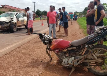 Moto do jovem ficou praticamente destruída — Foto: Zé Rodrigues/TV Tapajós