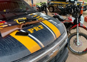 Espingarda calibre 32 e motocicleta foram apreendidas em Santarém pela PRF — Foto: PRF/Divulgação