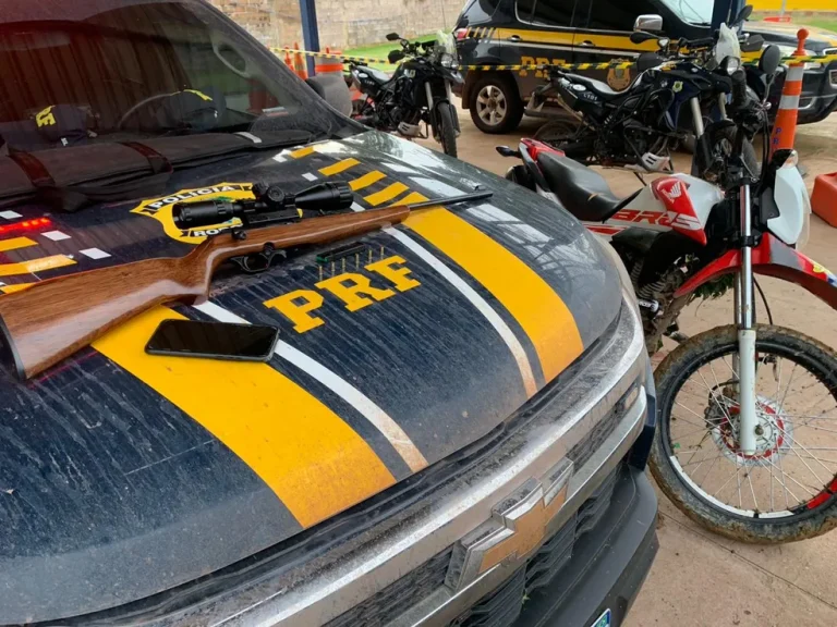 Espingarda calibre 32 e motocicleta foram apreendidas em Santarém pela PRF — Foto: PRF/Divulgação