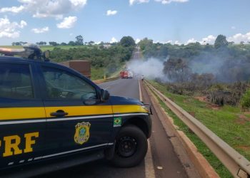 Acidente no final da manhã de hoje aconteceu num local sem duplicação ou terceira faixa e provocou congestionamento - divulgação PRF