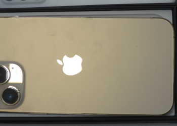 Foto real de um dos iPhones disponíveis para compra (Receita Federal)