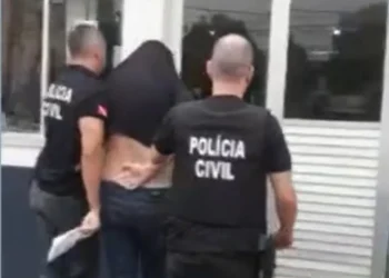 Médico suspeito de violência sexual foi preso e levado para a Delegacia de Breu Branco, no Pará — Foto: TV Liberal/Reprodução