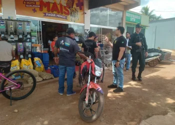 Supermercado localizado no Centro de Rurópolis foi interditado após denúncia de venda de produtos com validade vendida — Foto: Polícia Civil / Divulgação