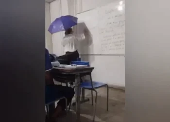 Professor precisou abrir guarda-chuva dentro de sala de aula para continuar a aula — Foto: Reprodução/Redes Sociais