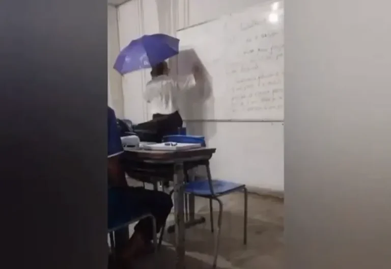 Professor precisou abrir guarda-chuva dentro de sala de aula para continuar a aula — Foto: Reprodução/Redes Sociais