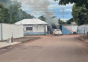 Criminosos armados com fuzis invadem base da PM e explodem empresa de transporte de valores em MT