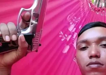 Com o suspeito e o comparsa dele, foram apreendidos armas, munições, celulares e pólvora. (Reprodução/ Redes sociais)