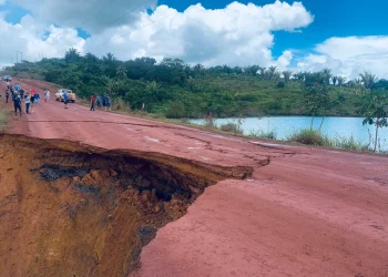 Trecho da BR-163 desmorona e interdita totalmente trânsito no sudoeste do Pará. — Foto: Reprodução / Redes sociais