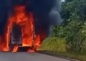 Ambulância pega fogo com paciente dentro na PA-151, em Igarapé-Miri