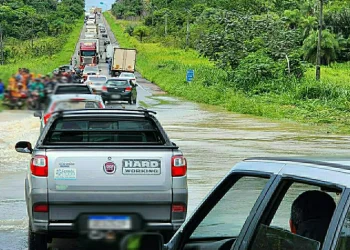 Alagamento na BR-010 causa transtornos ao tréfego. — Foto: Ascom PRF-PA