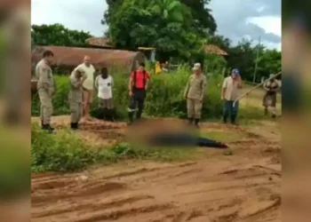 O corpo estava fora do carro, em um local conhecido como “Areial Piauí”, próximo à BR-230, sentido Itupiranga. (Reprodução)