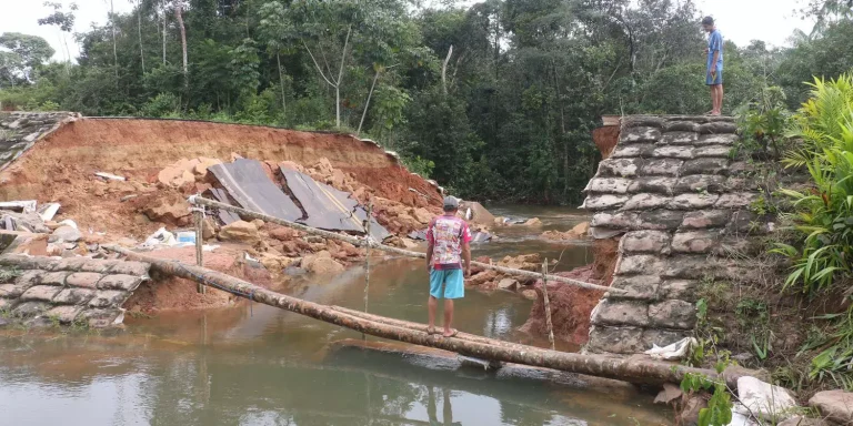 No começo de abril, as fortes chuvas que afetam o Pará desde fevereiro chegaram a destruir estradas e pontes, como ocorreu na PA-252, entre Acará e Moju. A rodovia já foi reparada. (Igor Mota / O Liberal / Arquivo / Imagem Meramente Ilustrativa)