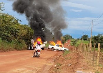 Criminosos armados com fuzis invadem base da PM e explodem empresa de transporte de valores em MT