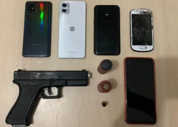 Celulares roubados foram recuperados com suspeitos de arrastão — Foto: PM/Reprodução