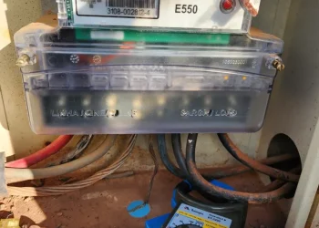 Equipe do Centro de Perícias Científicas “Renato Chaves” identificou que medidor de energia elétrica de supermercado em Marabá estava fraudado — Foto: Divulgação