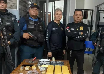 Policiais militares e civis prenderam um homem suspeito de integrar uma facção criminosa, com quem apreenderam uma certa quantidade de entorpecentes, no município de Goianésia do Pará, no sudeste do Estado (Divulgação/Polícia Militar)
