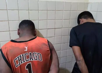 Ronaldi Pantoja do Rosário e Adriano do Vale Marinho foram presos com a arma utilizada no crime. (Reprodução / Redes sociais)