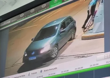 Motorista abasteceu e saiu sem pagar — Foto: Câmeras de segurança