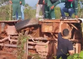Ônibus tomba em rodovia e deixa feridos em Moju, no Pará