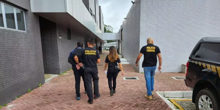 O suspeito vinha de Minas Gerais, Estado de origem do mandado, com escala em Brasília. (Divulgação / PF)