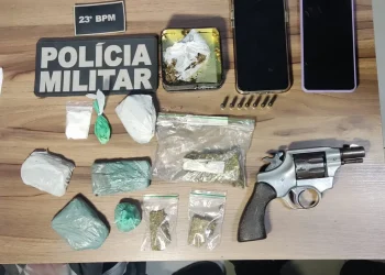Arma, drogas, munições e celulares foram apreendidos em ação da PM; um homem foi morto e outro, preso — Foto: PM/Reprodução
