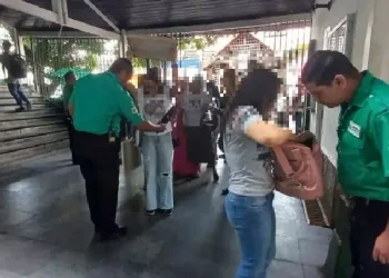 Alunos foram revistados com uso de detector de metais e precisaram mostrar o conteúdo de bolsas e mochilas (Reprodução / Redes Sociais / Via @NoticiasdoPARA)