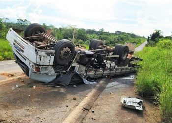 Anapu: Caminhão tomba na BR-230