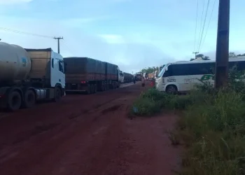 Caminhões ficam parados em engarrafamento quilométrico na Rod. BR-230, no Pará, após fortes chuvas